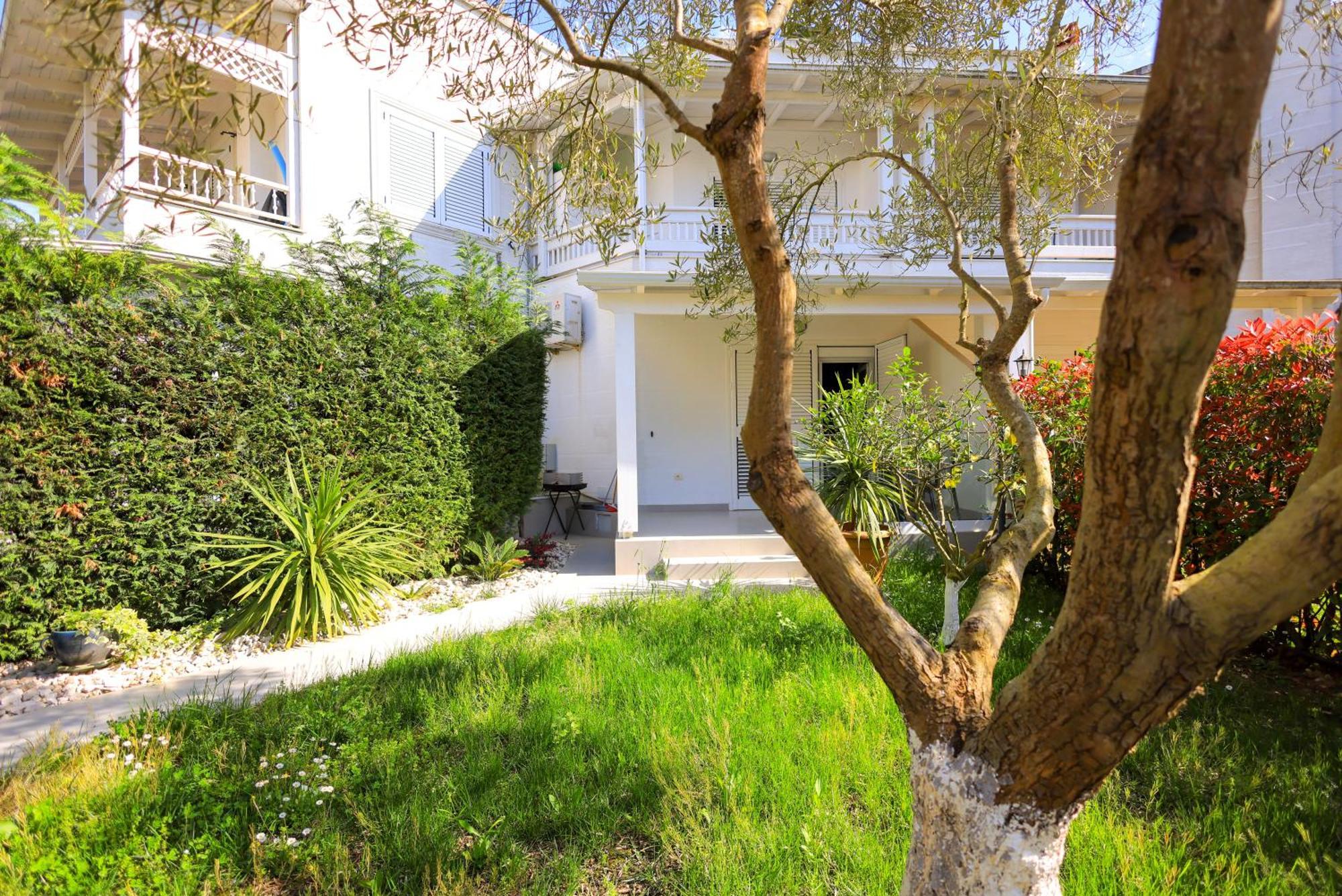 Grandstay Villa Perla Resort Durres Exterior photo
